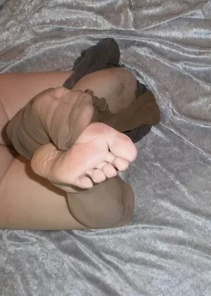 Темноволосая женщина Индия Саммер делает футфетиш после вагинального секса на кровати