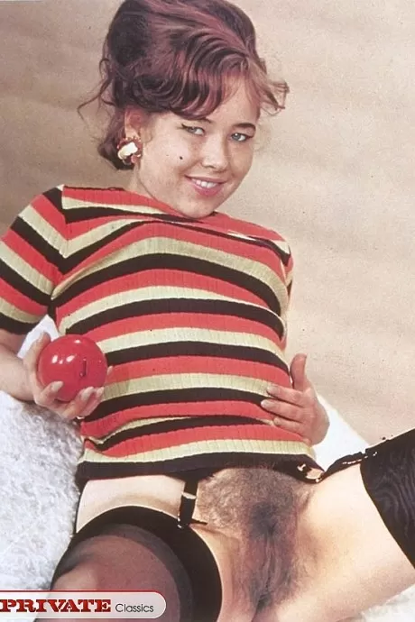 Сексуальные винтажные порно модели, демонстрирующие горячую волосатую киску в чулках