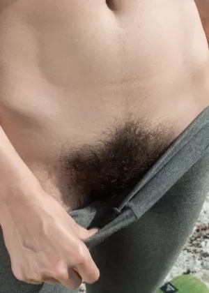 Натуральная любительница Оле Нина лежит на коврике для йоги под ясным небом на вершине холма