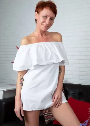 Домохозяйка средних лет Бриджит Каллинг раздвигает свою натуральную киску после раздевания