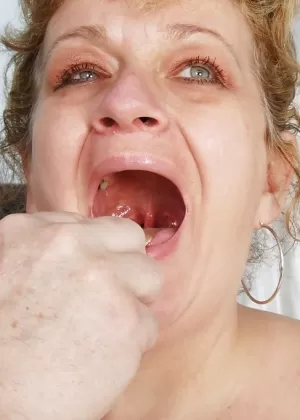 Зрелая красотка-гинеколог Лада проверяет свою волосатую киску у врача