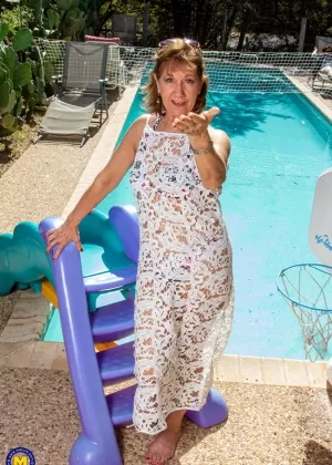 Толстая блондинка Ди Сирен снимает бикини, прежде чем показать свою пизду и выпавший анус