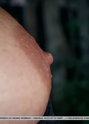 Зрелая блондинка порнозвезда Саренна Ли обнажает огромные сиськи перед мастурбацией