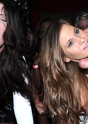 Развратные любители сходят с ума на пьяной вечеринке в ночном клубе