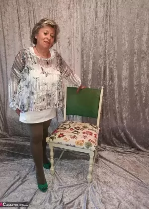 Леди старше 30 лет с черными волосами гордо демонстрирует свой бобер после раздевания догола