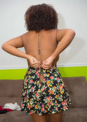 Чернокожая девушка Амилиан Куш снимает свой розовый лифчик и трусики, чтобы позировать обнаженной