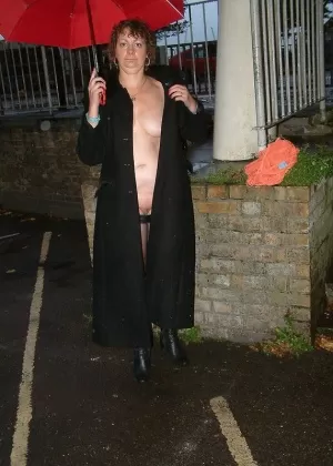 Любительская толстушки Ди Сирен обнажает свою большую задницу, прежде чем блеснуть своими сиськами в магазине