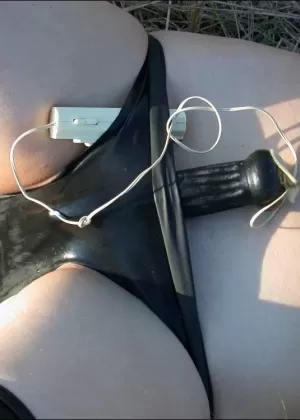 Длинноногая цыпочка Лекси Фокси расстегивает молнию на красном латексном платье перед минетом от первого лица