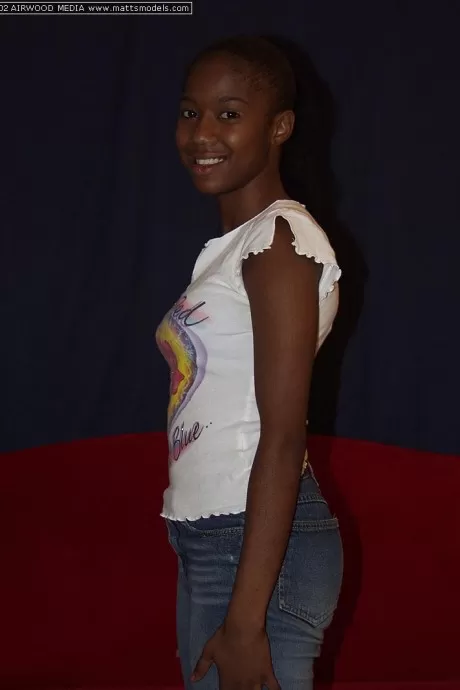 Чернокожая любительница Моник показывает розовую пизду после раздевания до белых носков