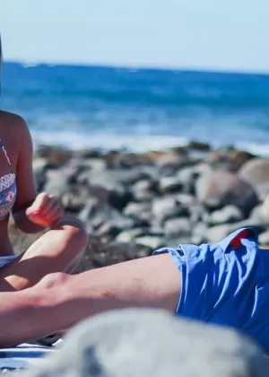 Более 30-летняя Виктория Рэйнбоу щеголяет крашеными волосами, дебютируя обнаженной