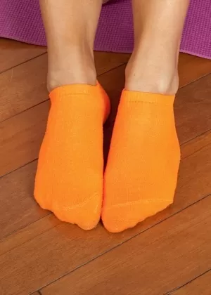 Потрясающая брюнетка с крошечными сиськами Сэнди обожает раздвигать свою киску