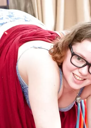 Уродливая пухленькая брюнетка любительница Мирай позирует и раздвигает ноги