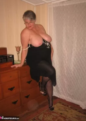 Зрелая бабуля Димонти купается нагишом на пляже с большими отвисшими сиськами.