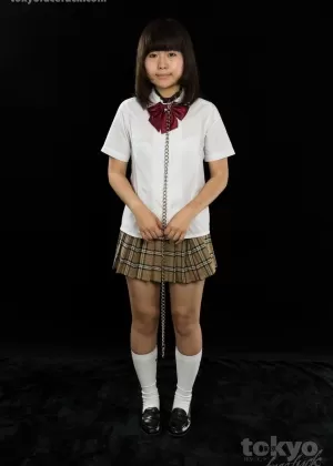 Японскую студентку сдерживают, пока ее трахают в рот на коленях