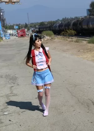 Возбужденная азиатская школьница задирает юбку и мастурбирует