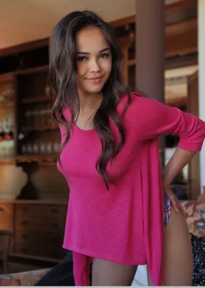 Азиатская красотка Ли Мун показывает большие сиськи молодой девушки и гладкую киску