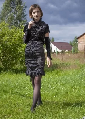 Тощая любительница леди Фантом снимает платье и чулки, чтобы позировать обнаженной во дворе