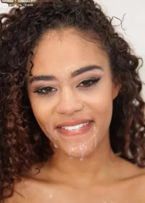 Негритянка отсасывает белый член во время секса в дыре славы