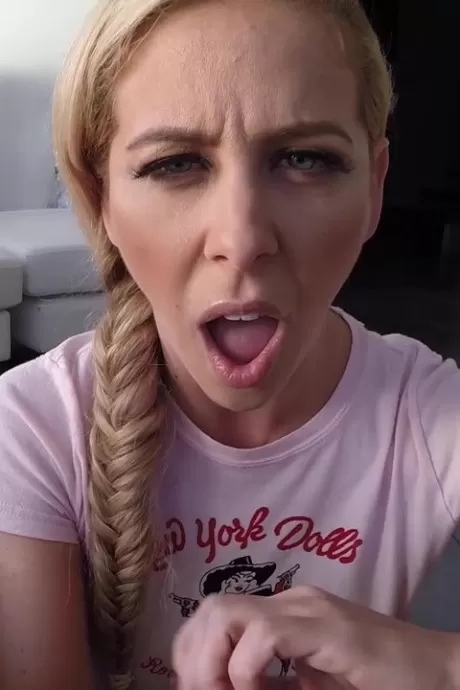 Сольные модели по очереди обнажают свою грудь во время позирования и траха