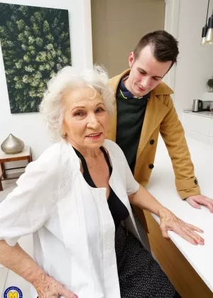 Пожилая женщина целует молодого человека, соблазняя его на крайне необходимый трах