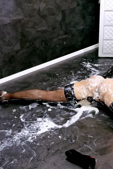 Грязная блондинка, тело которой залито спермой в грязной дыре славы, сосет и  10