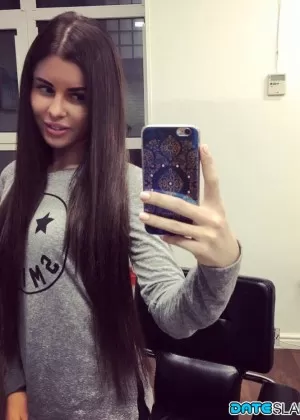 Красивая темноволосая Джулия в откровенных нарядах делает сексуальное селфи