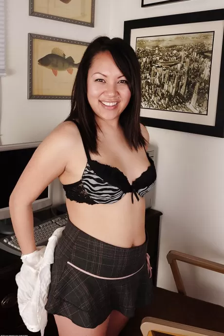 Прелестная азиатская брюнетка Тина снимает свою школьную форму и позирует