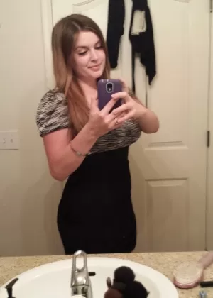 Молодая брюнетка Сойер Кэссиди сжимает кулаки и ласкает свою киску на шезлонге