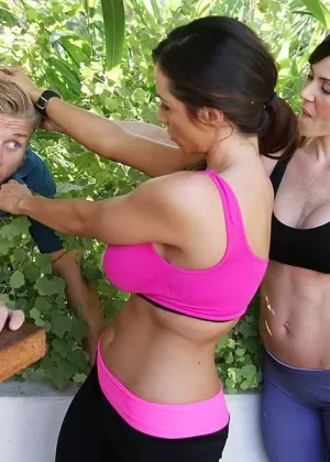 Блондинка пума Виктория Лобов обнажает свои большие сиськи во время минета