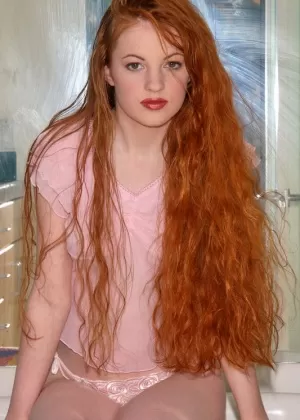 Горячая рыжая Николь показывает свою идеальную круглую попку и сладкую киску в стрингах