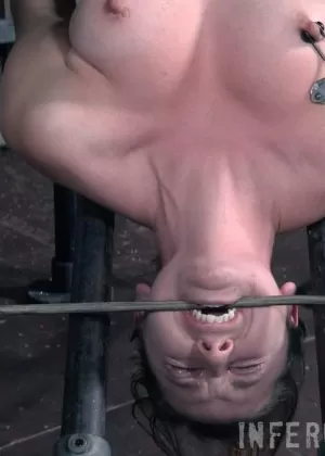 Сдержанную девушку Мону Уэйлс трахают в рот белые черные члены в подземелье