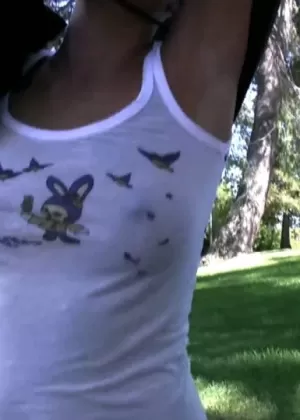 Симпатичная блондинка Ди Деви стягивает джинсы, чтобы пописать на общественном тротуаре