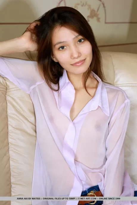 Одетая в джинсы азиатка раздевается, чтобы присесть на корточки с широко раздвинутыми ногами, чтобы показать свой клитор