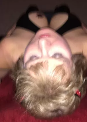 Пожилая грудастая любительница Блисс дразнит своего любовника в черном наряде и чулках