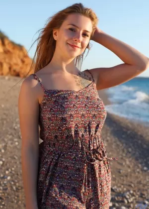 Рыжеволосая молоденькая Элисон раздевается догола на каменистом пляже, чтобы трахнуться пальцами