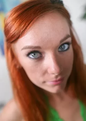 Симпатичная брюнетка раздевается до гольфов во время дрочки от первого лица