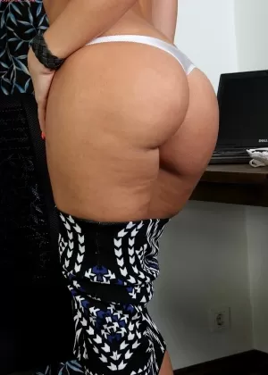 Молодая блондинка Мэдисон Саммерс теребит пальцами свою бритую киску на кровати