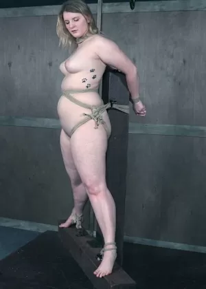 Блондинка толстушки Бедели Би связана веревкой, что делает ее большую задницу очень уязвимой