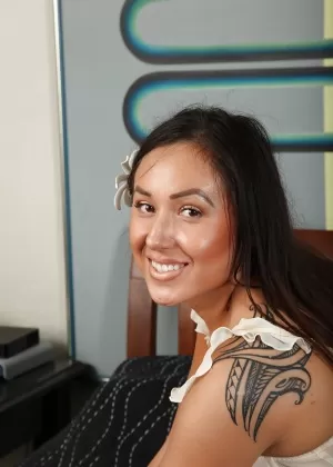 Любительская азиатка Коко Велвет сверлит свою прелестную небритую киску!