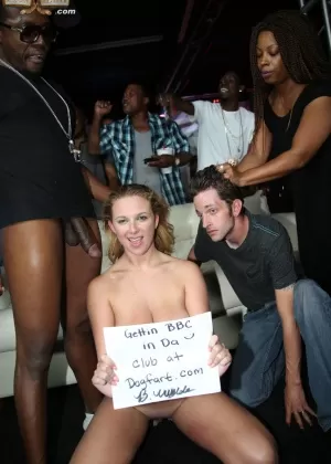 Возбужденные девушки занимаются сексом друг с другом и белыми и черными мужчинами в секс-клубе