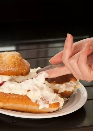 Татуированная милфа Джоанна Энджел трахается с 2 парнями во время ММФ втроем