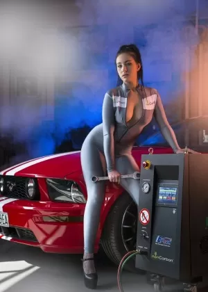 Великолепная рыжеволосая Ванна Бардо позирует под деревом во время фотосессии в центре