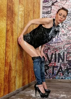 Стройная девушка полностью покрывается спермой после того, как обнаружила проститутку