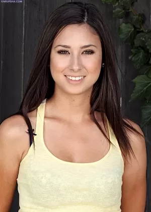 Симпатичная студентка Райан Риз снимает с себя одежду по частям на патио