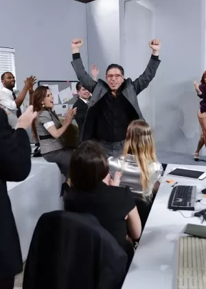 Рыжеволосая милфа в униформе врача Катя Кассин дразнит свою пизду