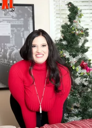 Не обнаженная любительская мамаша Мэдден позирует в ленте у рождественской елки