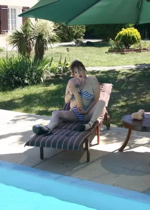 Грудастая зрелая женщина Мэри Сука засовывает массивный фаллоимитатор в свою пизду у бассейна