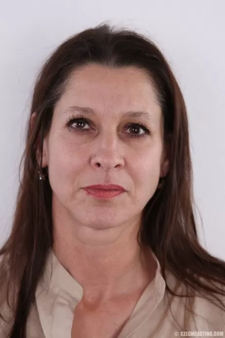 Разведенная Алена средних лет раздевается и позирует обнаженной, чтобы оплат