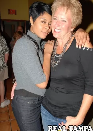 Зрелые женщины следуют примеру Трейси Лижут, дроча длинный член