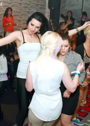 4 лесбиянки складывают свои обнаженные задницы, одетые в одежду, ориентированную на Рождество